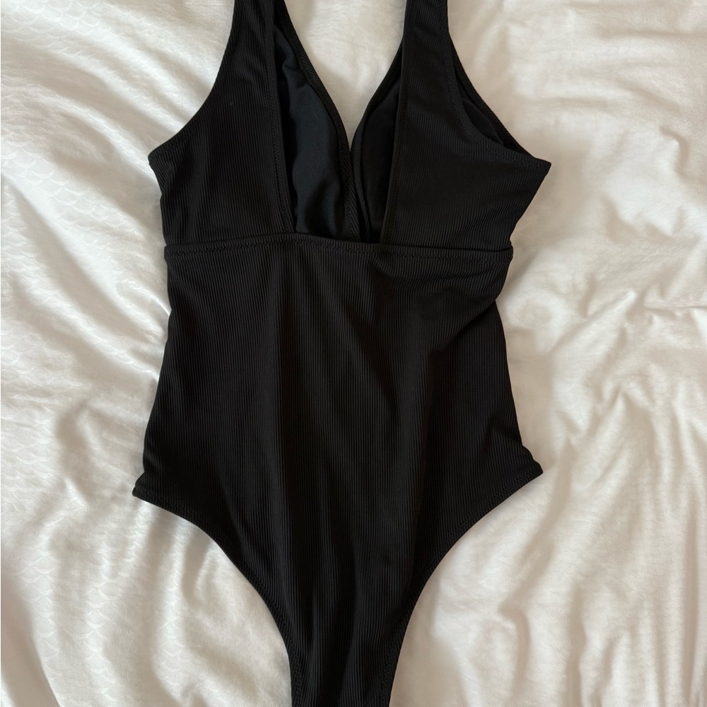 Source Unknown Black Ribbed One-Piece Swimsuit with Belt - Picture 2 of 2